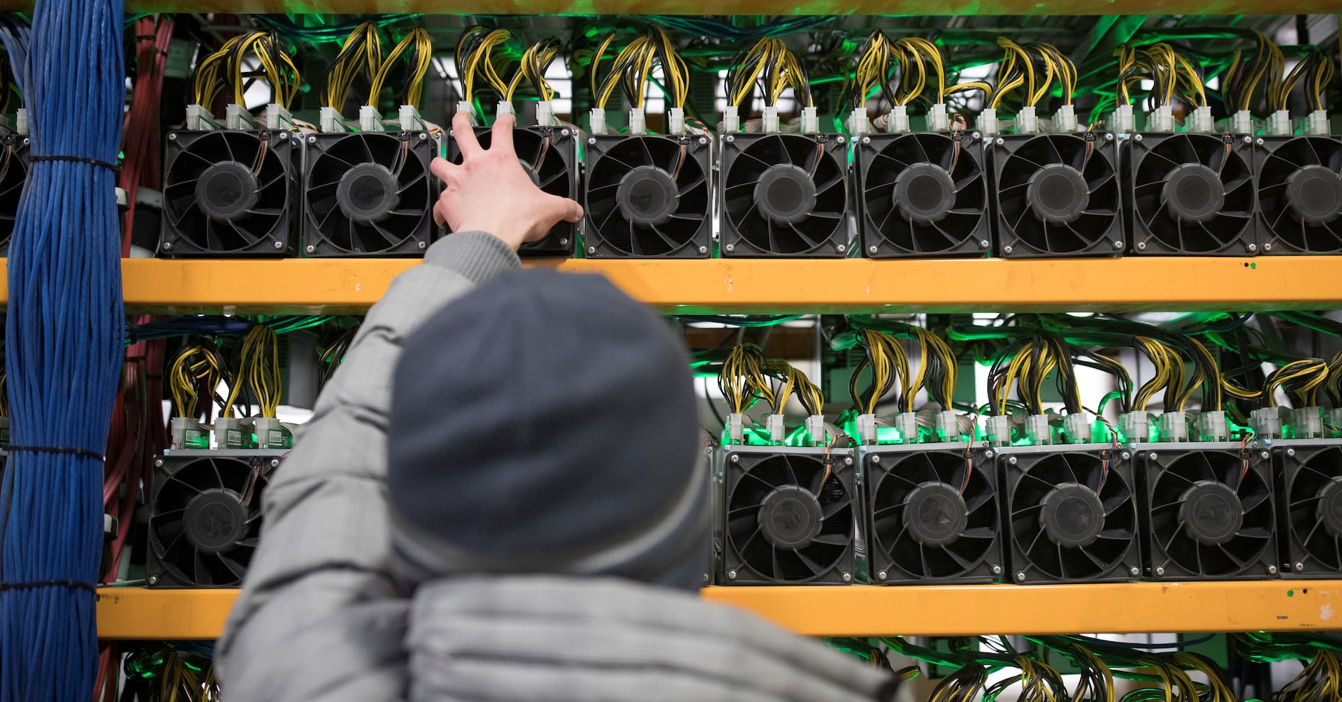 Riot Platforms Reports Q4 Loss Amid Revenue Growth