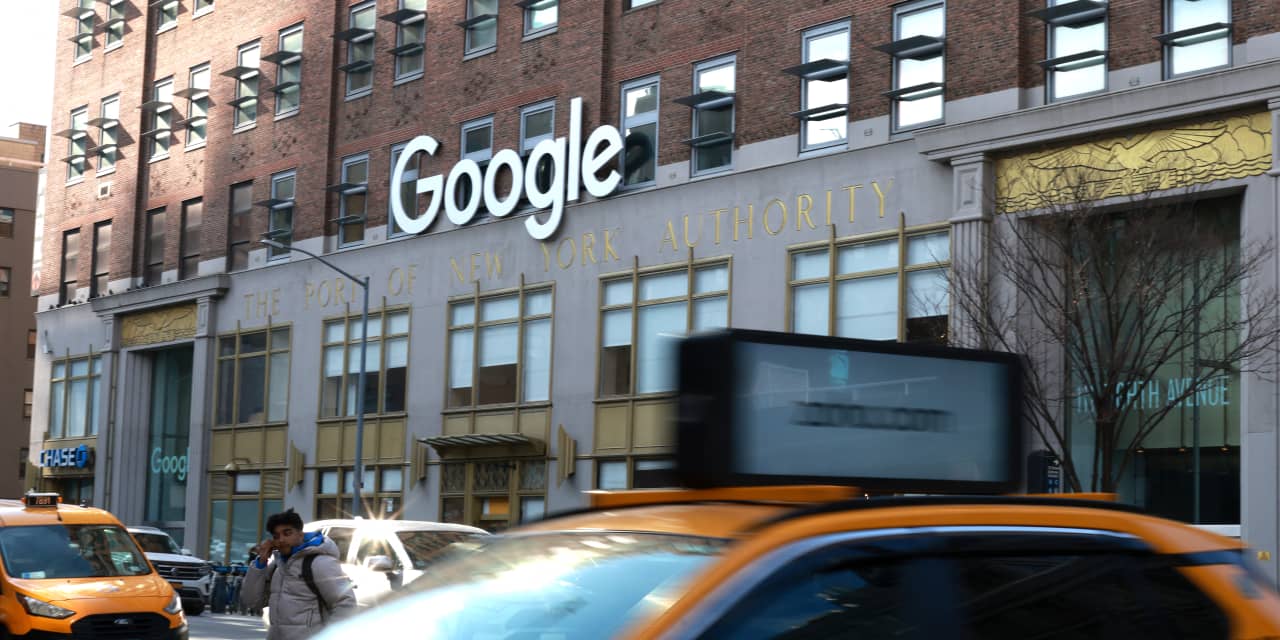 Alphabet Shares Keep Falling: Analyst Predicts 40% Potential Gain.