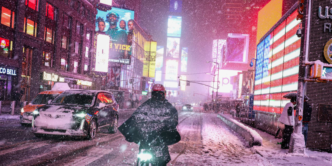 Winter Snowstorm Effects Begin to Diminish, Boosting Airline Stocks.