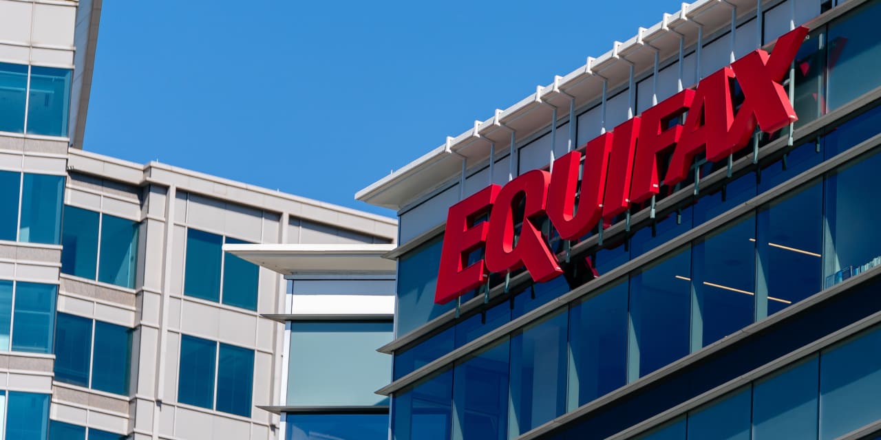 Credit Bureaus Lower Fees, But Analysts Assert Fair Isaac's FICO Remains Preeminent.