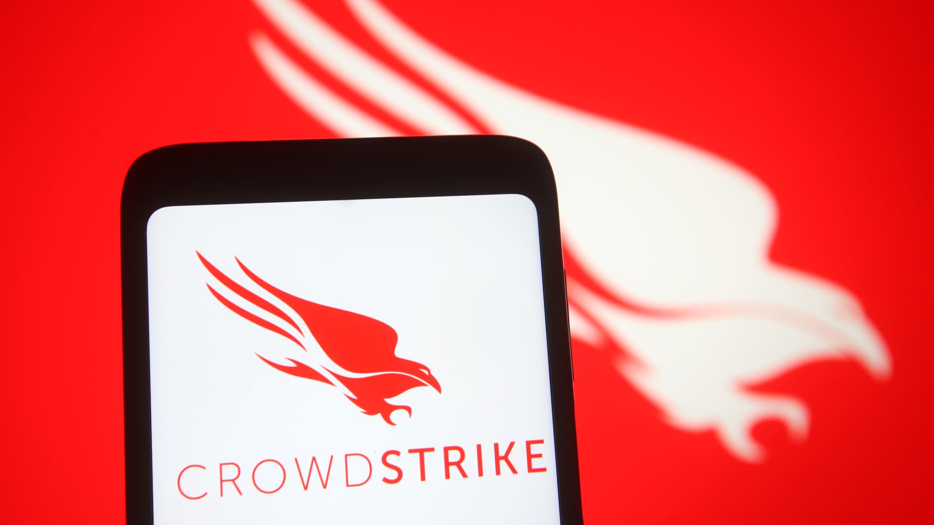 Piper Sandler Upgrades CrowdStrike Rating Amid AI Concerns