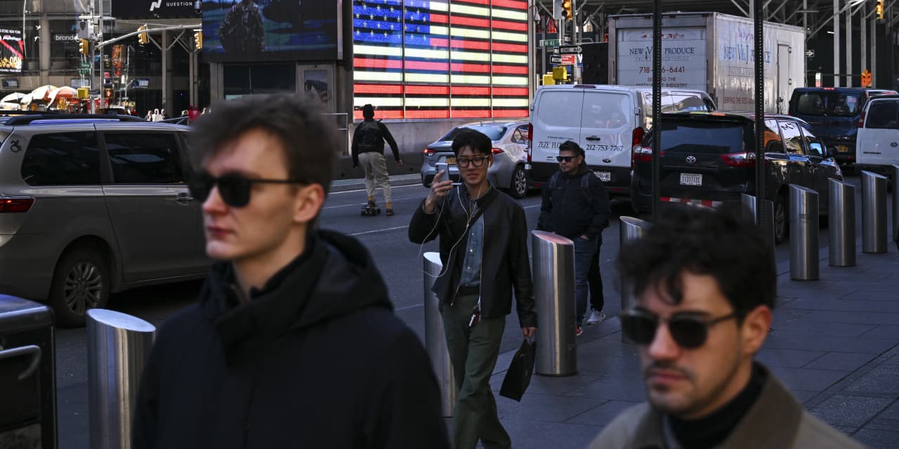 ETF Investors Remain Resilient Amid Tech Stock Volatility and AI Bubble Concerns