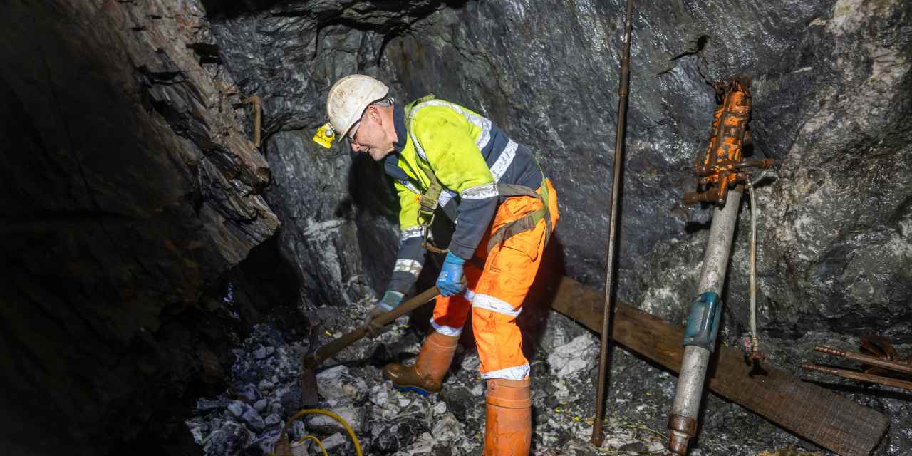 All five of his hedge funds have seen a 100% increase this year. Here's what this manager is currently saying about gold and technology.