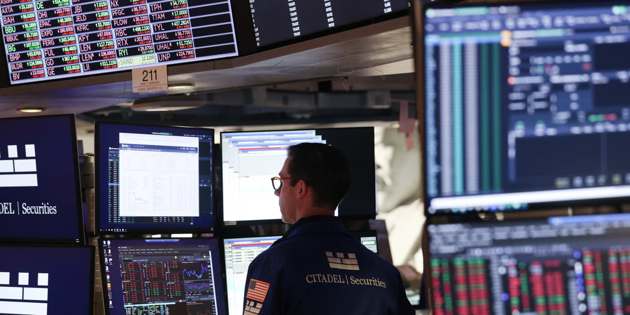 Microsoft Falls, Sandisk Prevails, Apple Stagnates: The Disruption of Tech by AI.