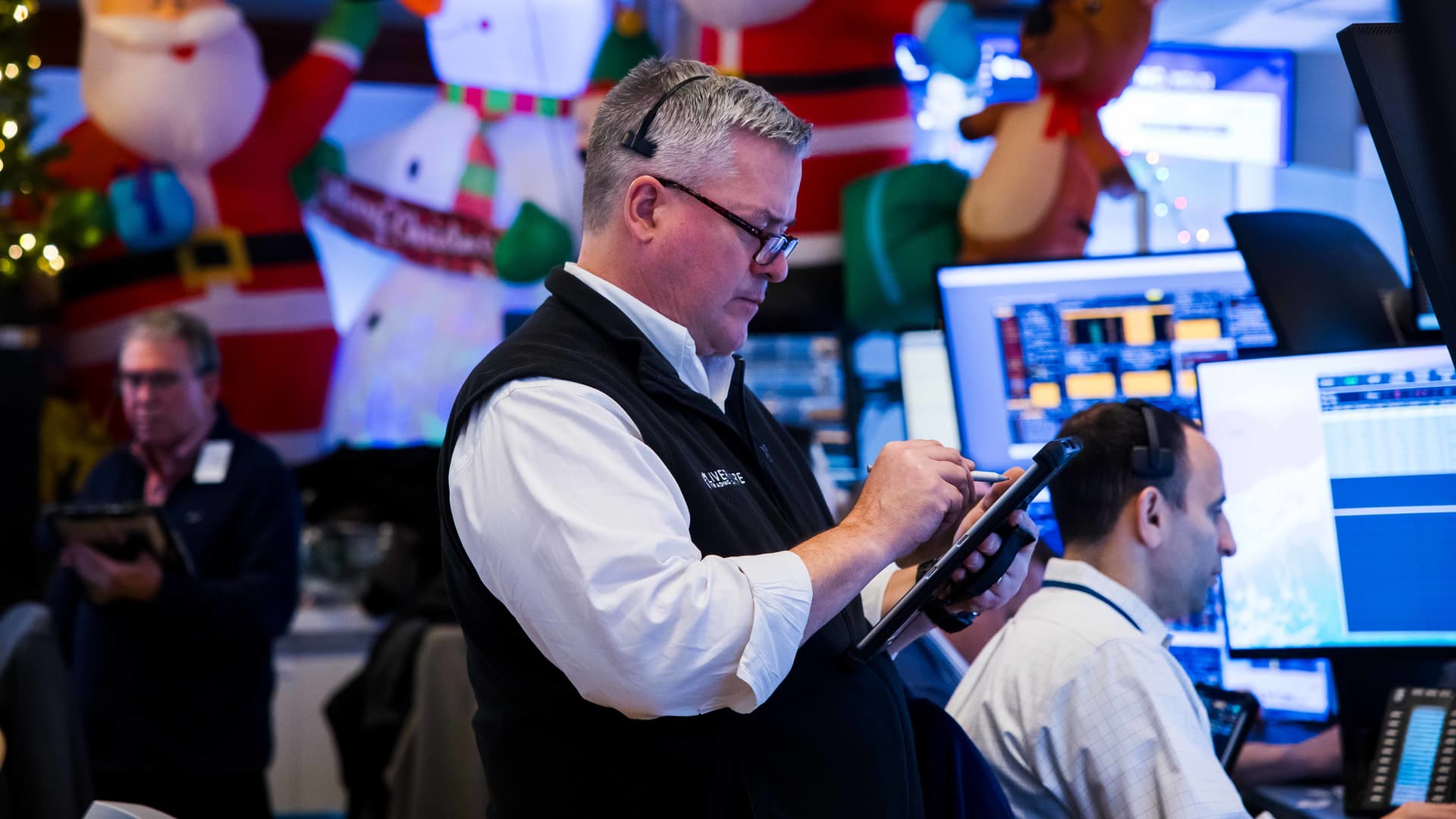 S&P 500 Achieves Third Consecutive Year of Strong Returns: Three Crucial Questions for Wall Street as 2026 Approaches