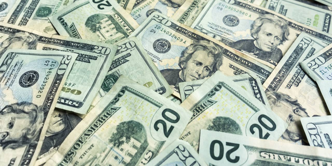 The dollar ends a challenging year with a 'golden cross' signal, indicating that the worst may be behind it.