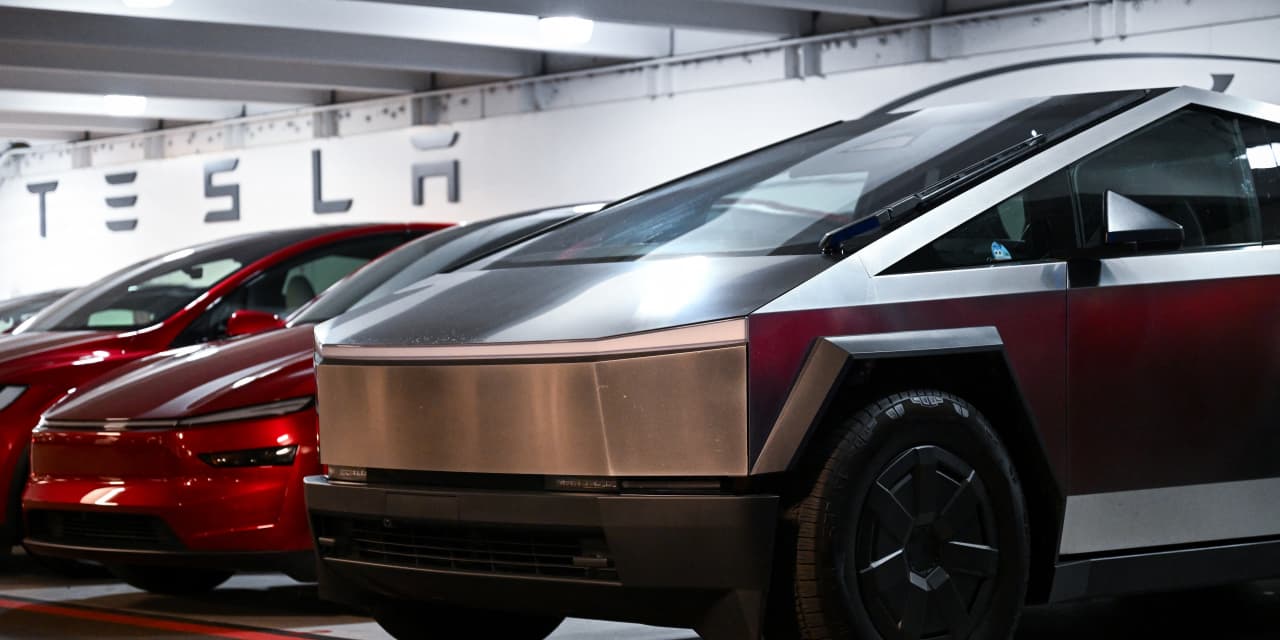 Tesla Stock Remains Popular Among Retail Investors, Yet Continues to Decline