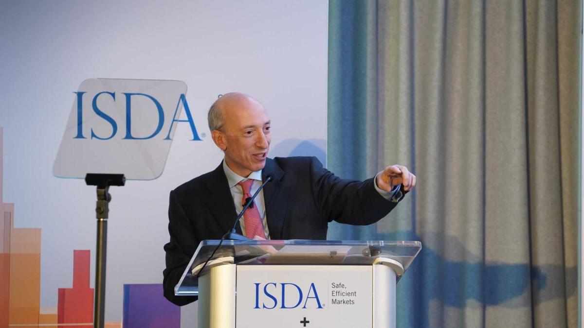 Trump Backs Crypto Firms in Battle with Banks Over Stablecoin Yields