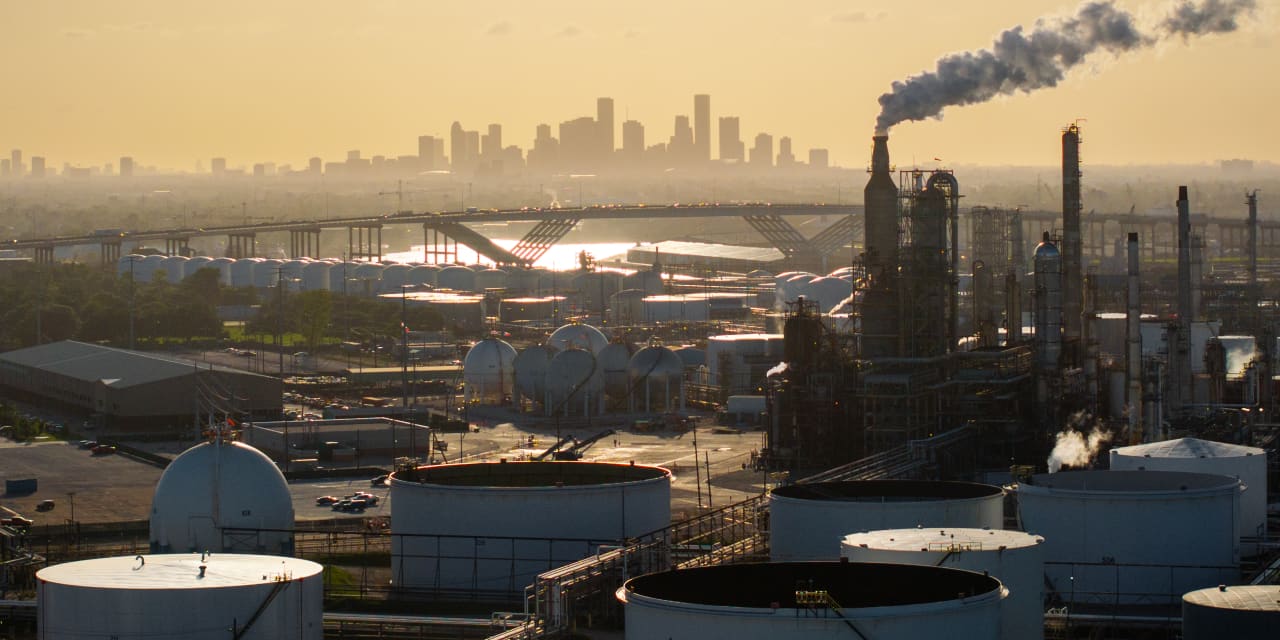 Dow and Lyondell Shares Decline Following Oil Price Drop; Analyst Recommends Buying Opportunity.