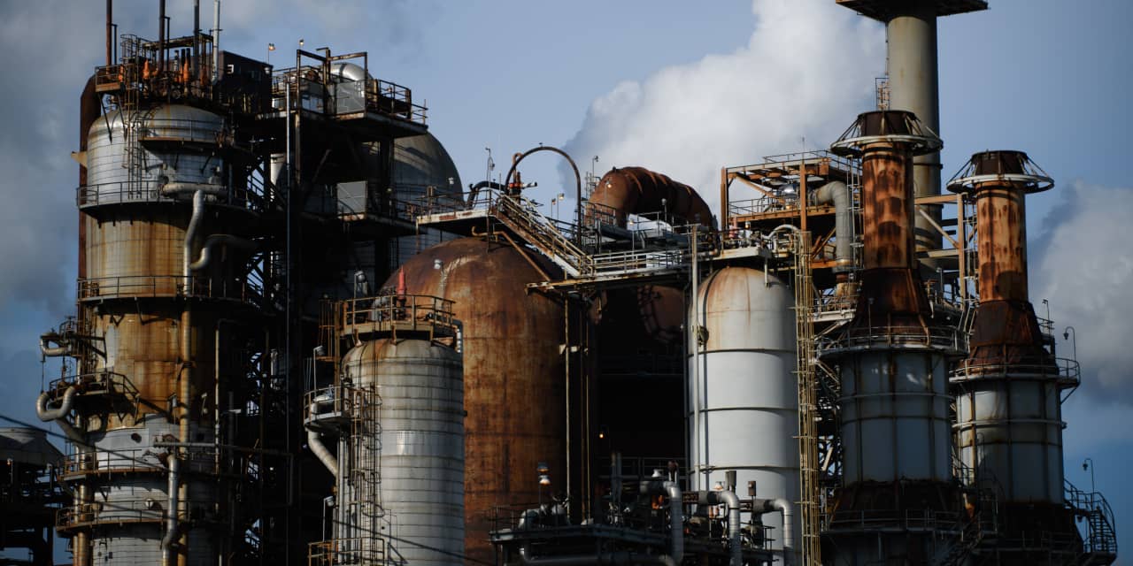Reasons Dividend Investors Should Consider Dow and LyondellBasell Despite Recent Reductions