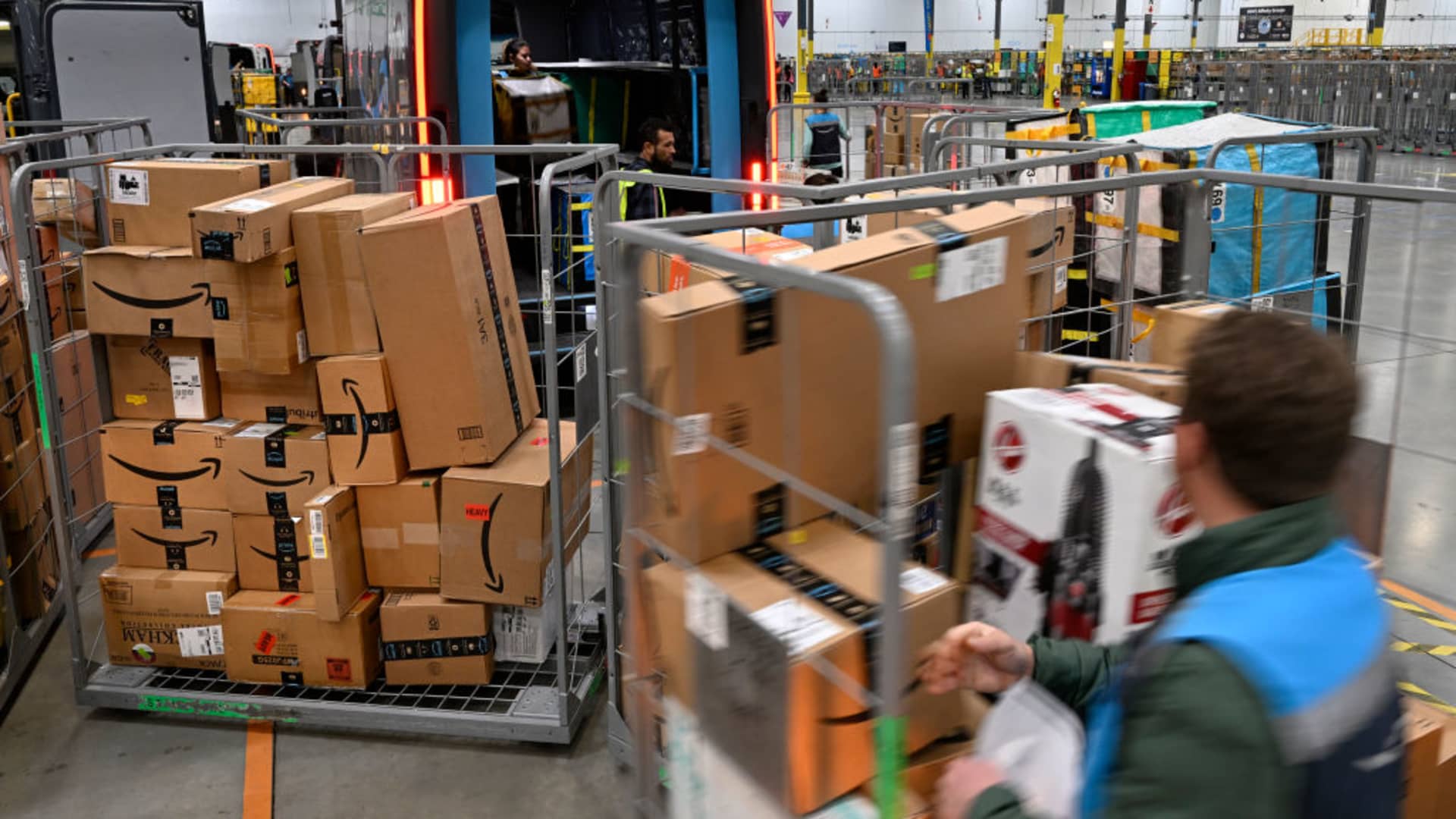 RPT-BUZZ-PREVIEW: UPS ANTICIPATED TO REPORT LOWER PROFITS EARLY TUESDAY