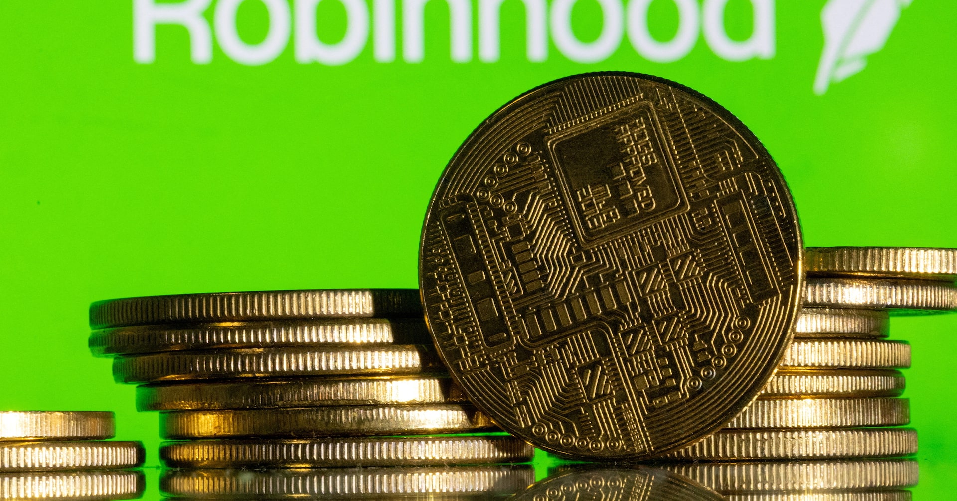 Barclays Lowers Robinhood Price Target and Downgrades Coinbase Before Q1 Earnings Report