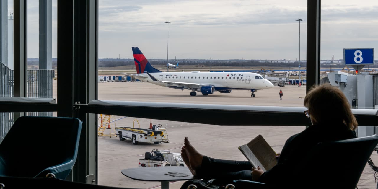 Delta Air Lines Increases Baggage Fees Amid Rising Fuel Expenses in the Industry