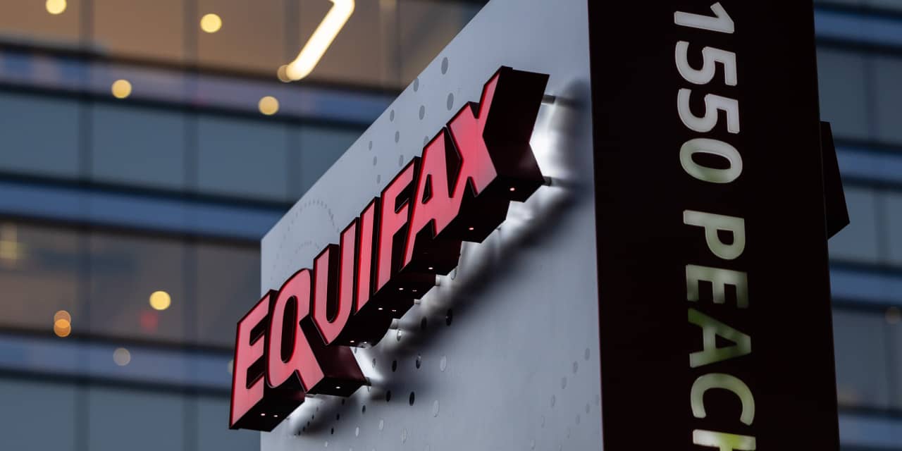 Pulte Criticizes Credit Reporting Agencies as FICO's Stock Plummets.