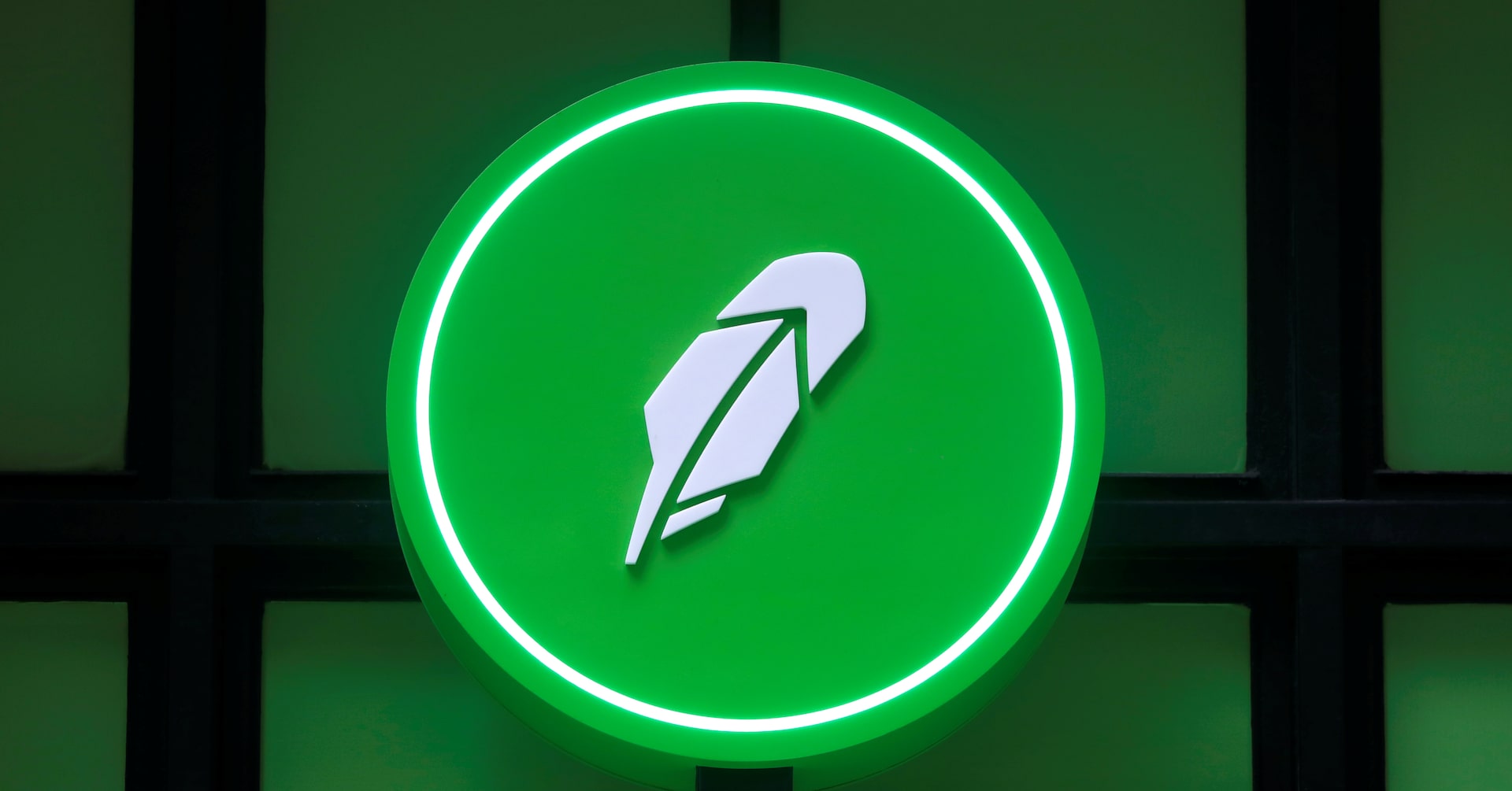 Is Robinhood Still the Top 'Financial Super App'? Needham Highlights Declining March Performance Metrics