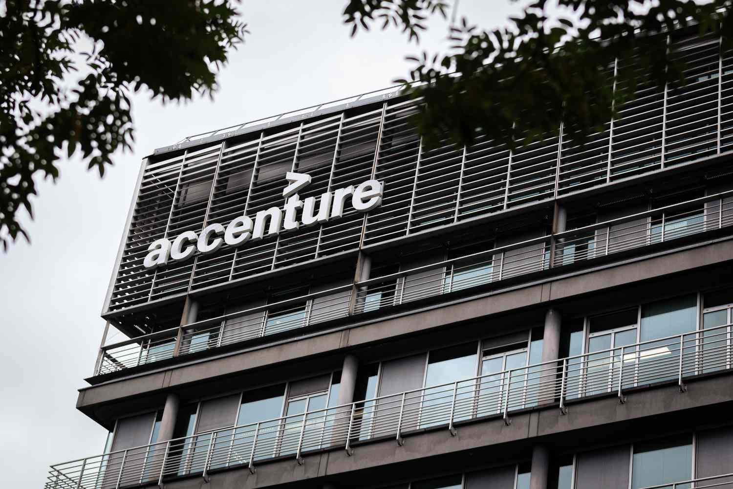 Accenture Raises FY2026 Earnings Guidance Amid Revenue Outlook Trim