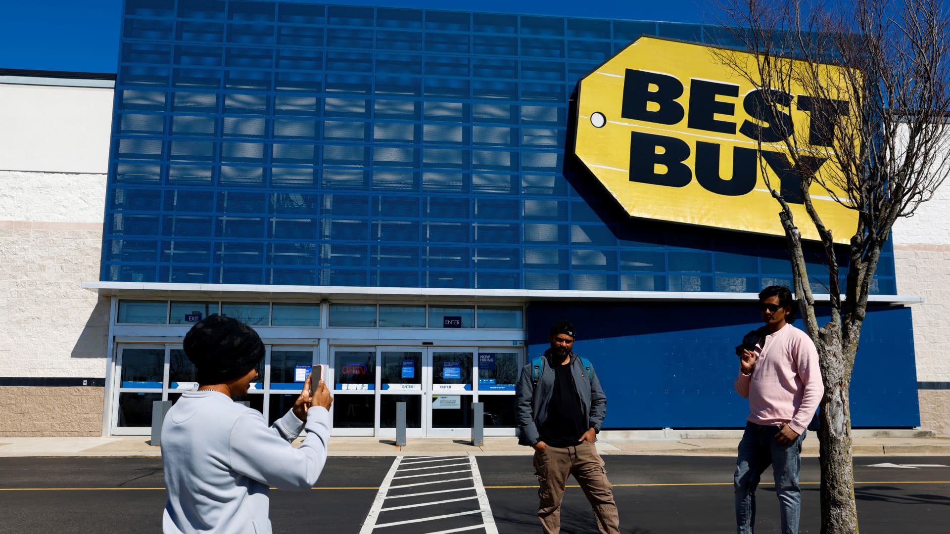 Best Buy Reports Mixed Results with Holiday Sales Below Expectations