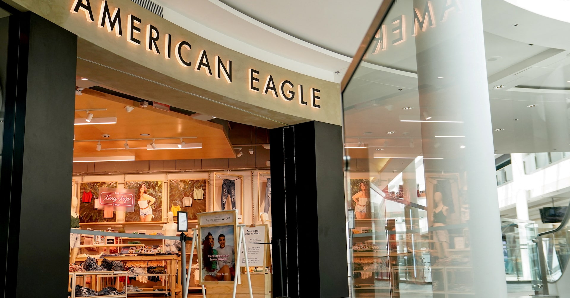 Abercrombie & Fitch Reports Record Q4 Revenue Amidst Cautious Outlook