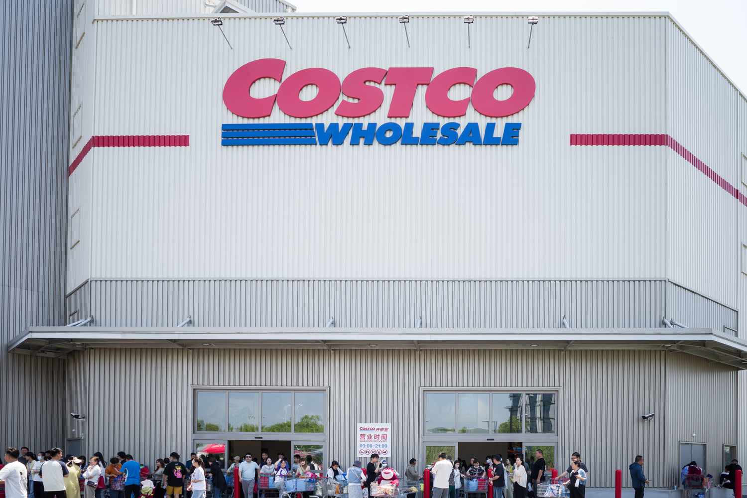 C3 AI Shares Plunge 17% After Q3 Miss and Layoffs Announcement