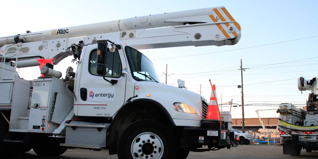 6 DeepSeek-Proof Utility Stocks With Attractive Dividends to Buy Now