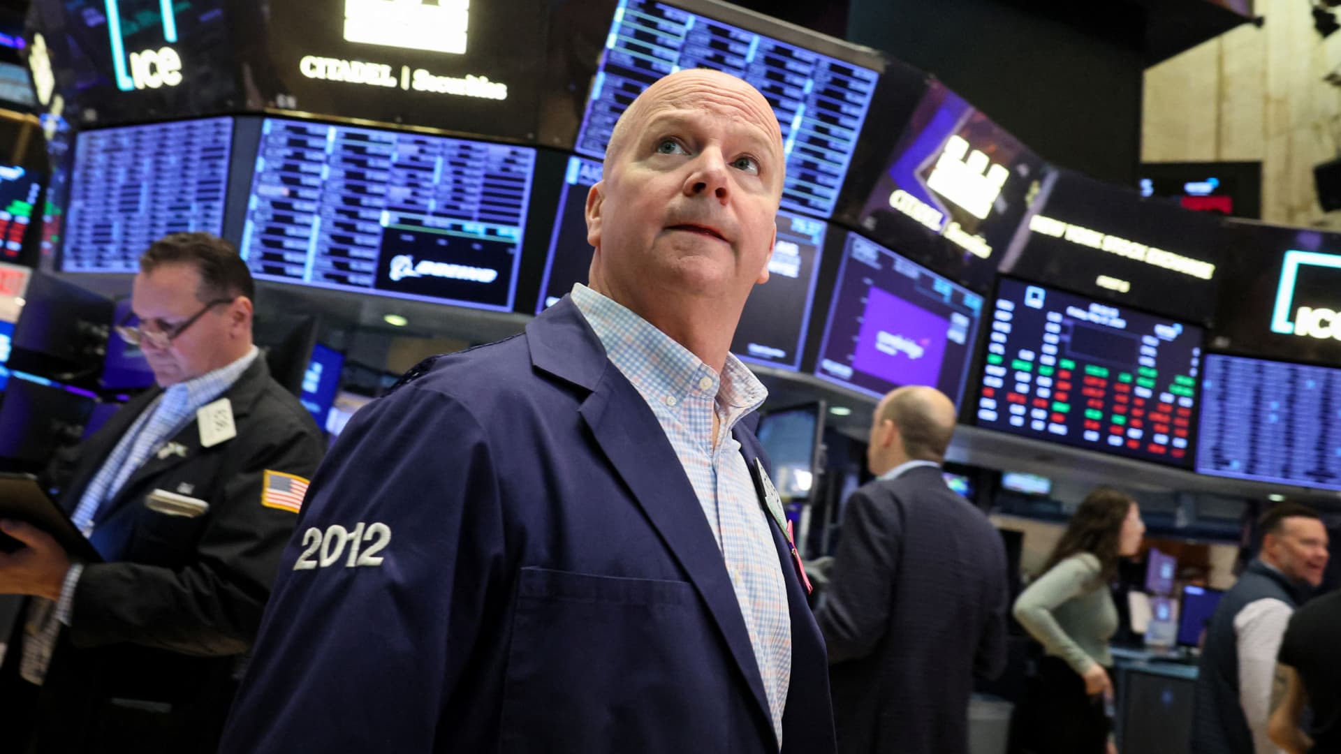 Oracle Stock Dips 1.8% to $142.90 Amid Surge in Trading Volume