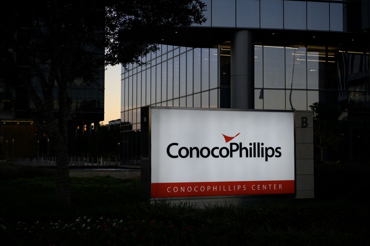 ConocoPhillips Shares Surge Amid Oil Price Spike