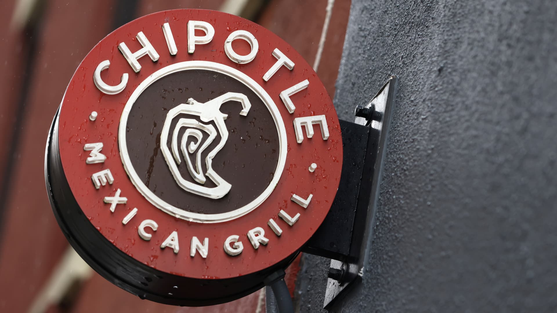 Chipotle Faces Challenges in Winning Back Investor Confidence