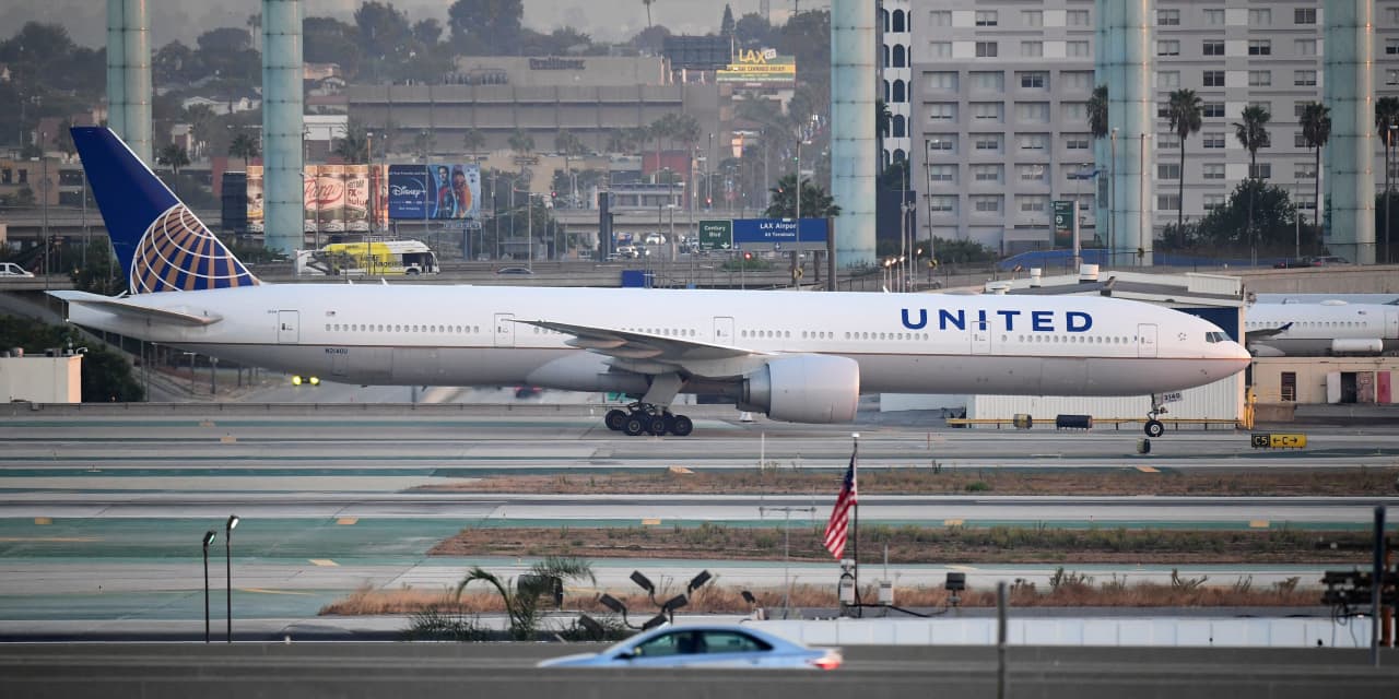 United Airlines Achieves Record Bookings Day, Offering Optimism Despite Fuel Concerns.
