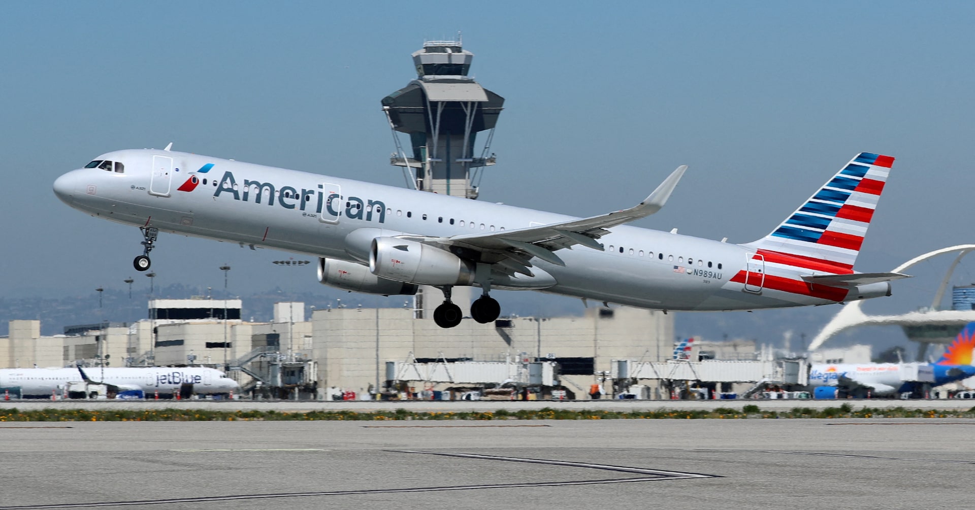 American Airlines Stock Drops Amid Rising Oil Prices and Geopolitical Tensions