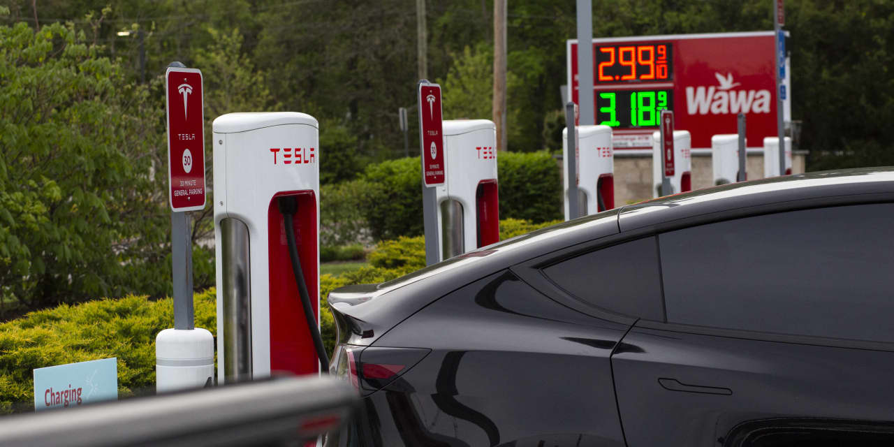 Tesla Shares Surge Even as Oil Prices Decline: The Impact of Iran Factors.