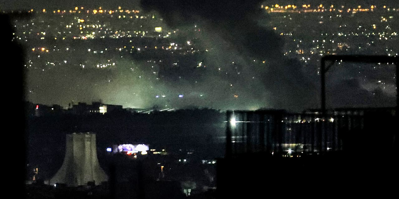 Stocks Ignore War Concerns, But a Major Selloff May Be Ahead.