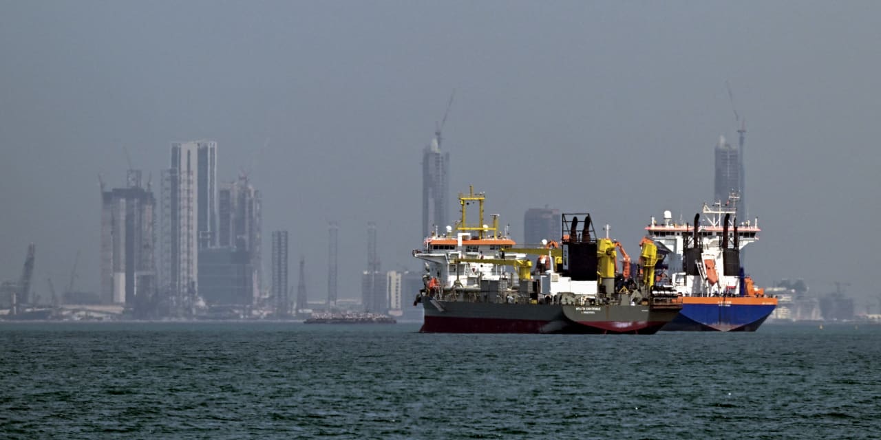 Tankers Struck in Hormuz Strait: Military Experts Explain Challenges of Reopening the Area.